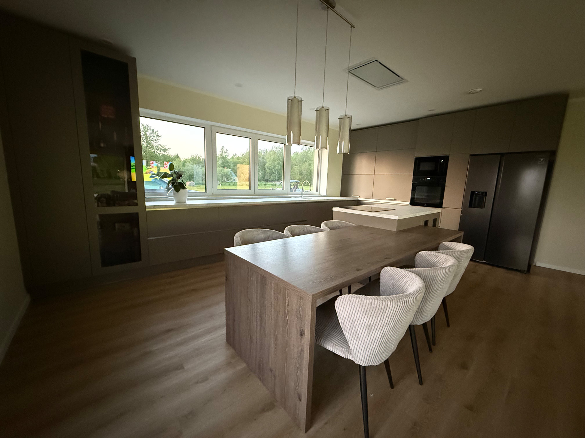 Moderne beež köök saarega — foto 2