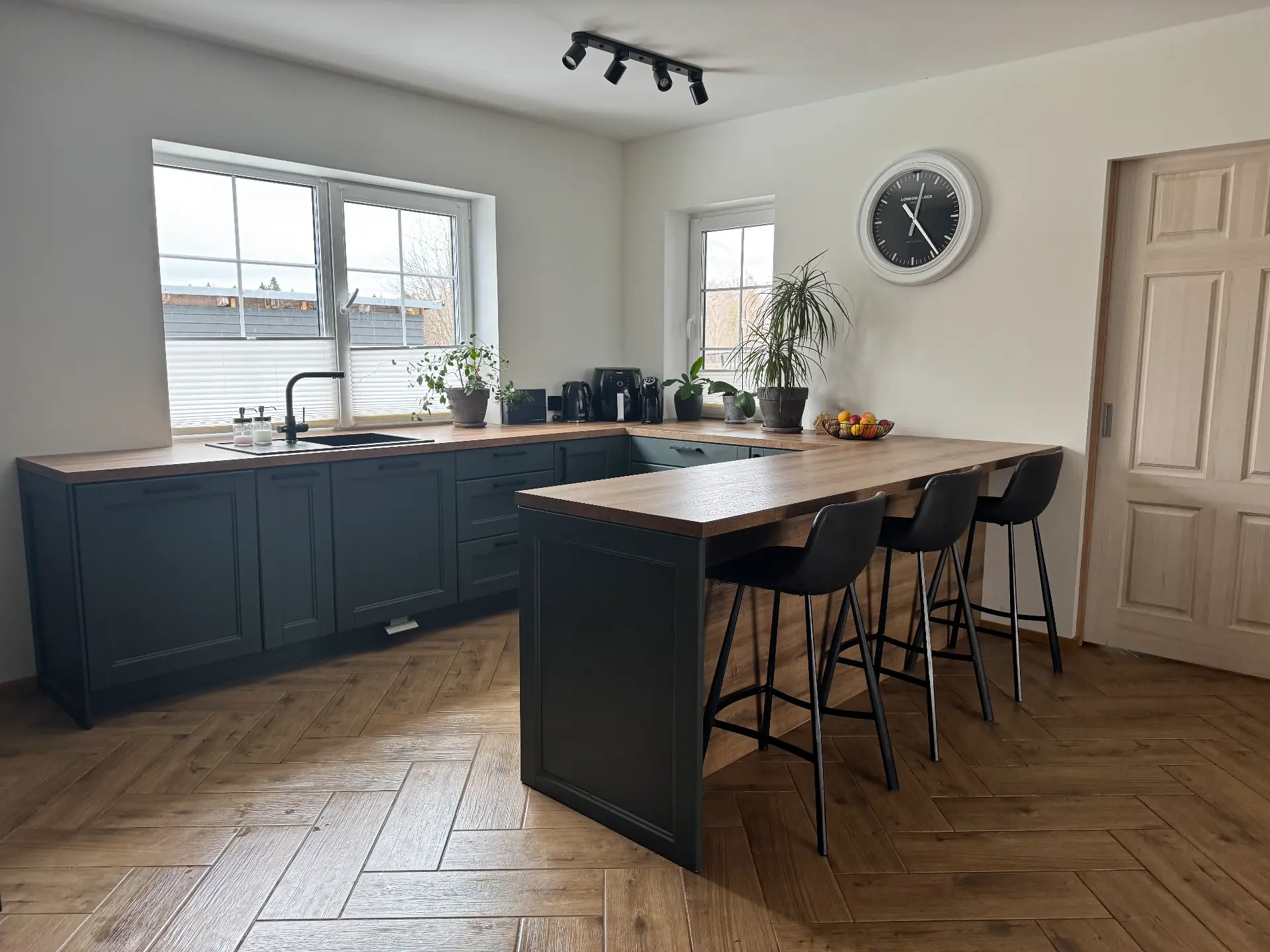 Valgusküllane  köök ilma ülakappideta — foto 2