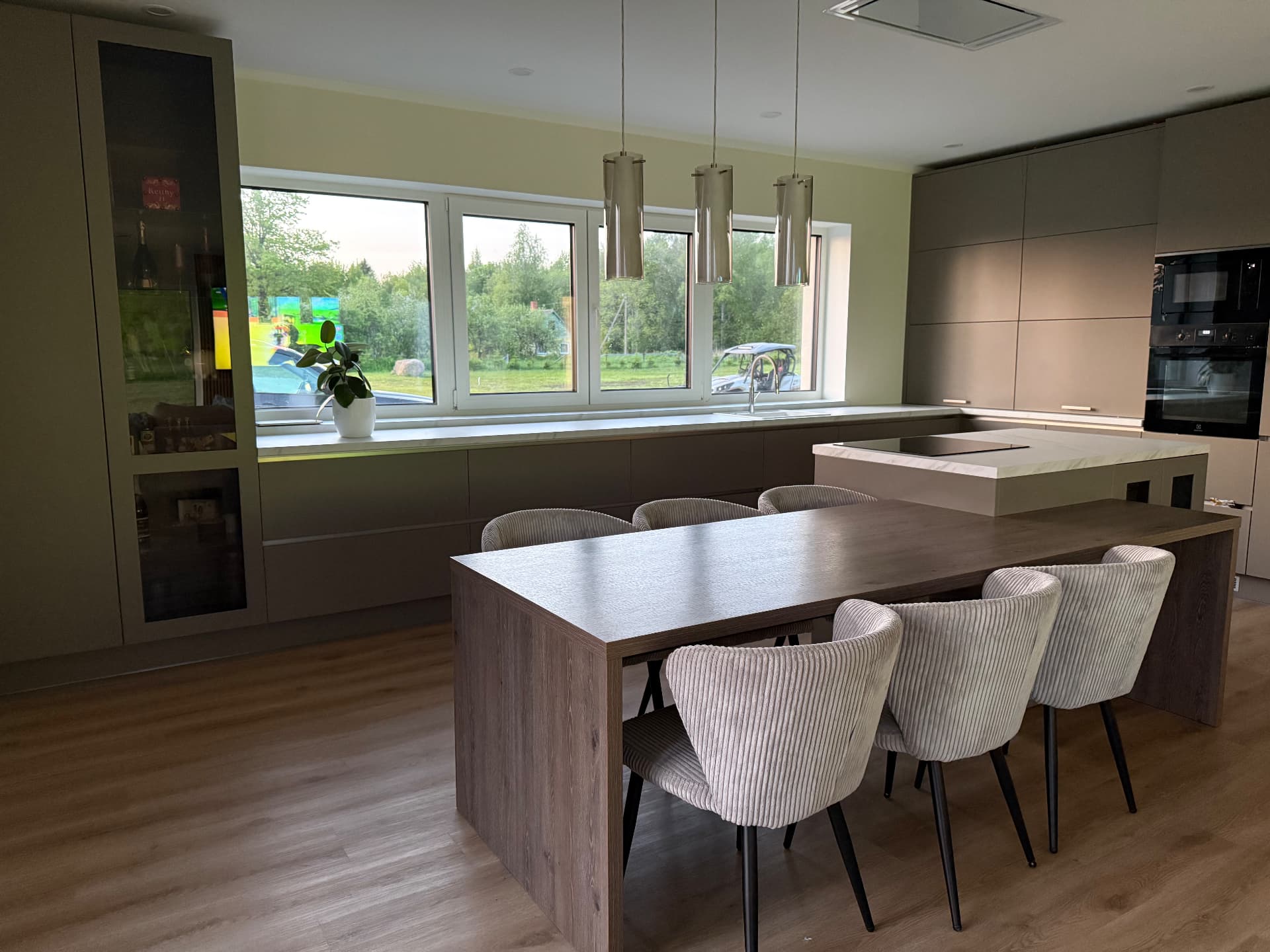 Moderne beež köök saarega — foto 1