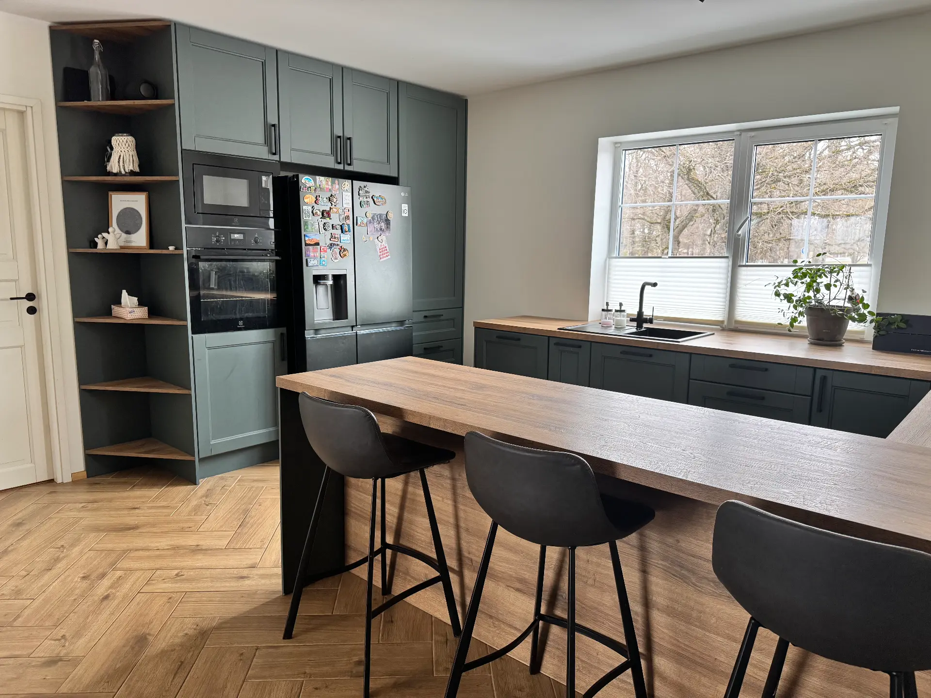 Valgusküllane  köök ilma ülakappideta — foto 6