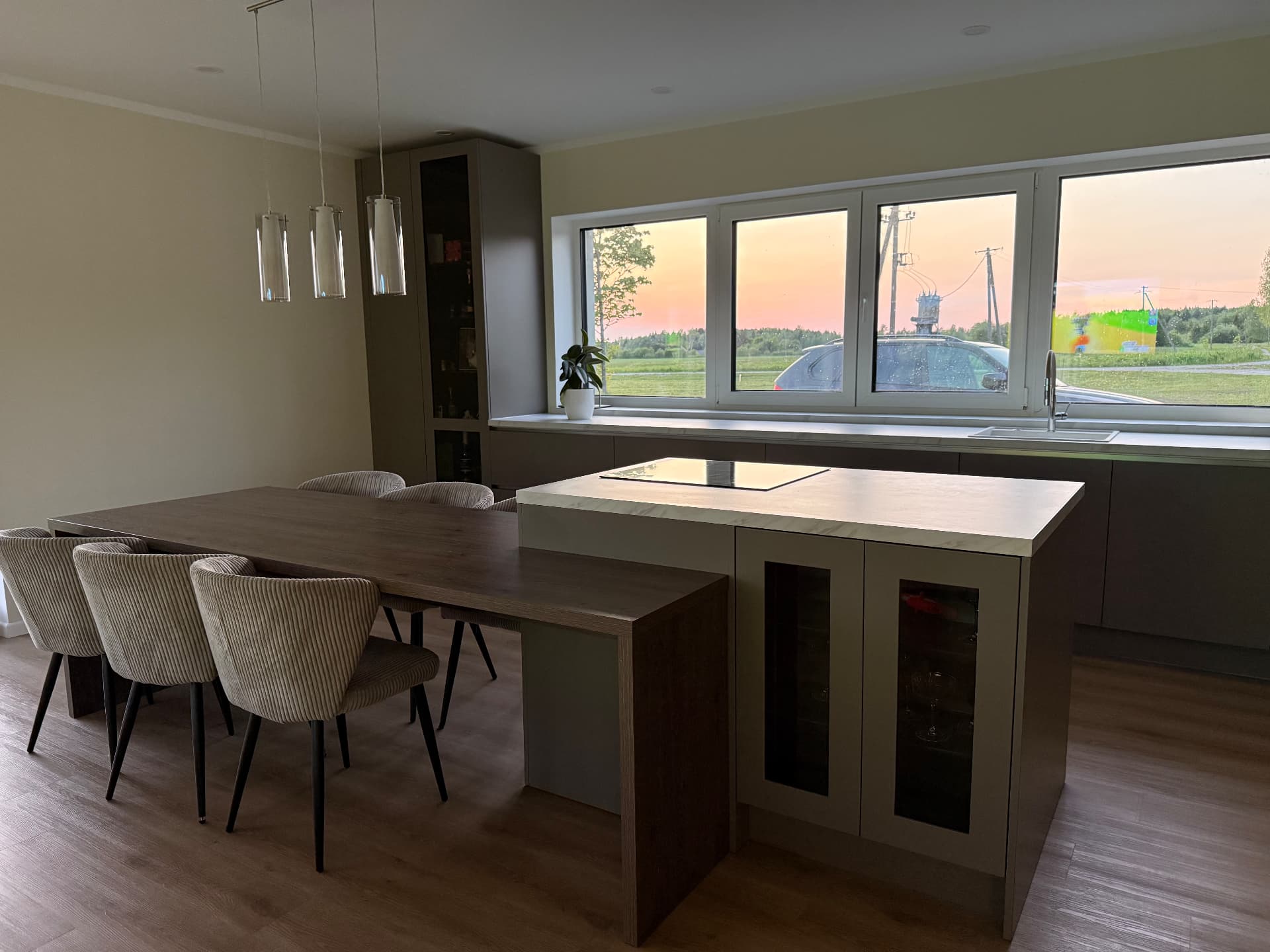 Moderne beež köök saarega — foto 5