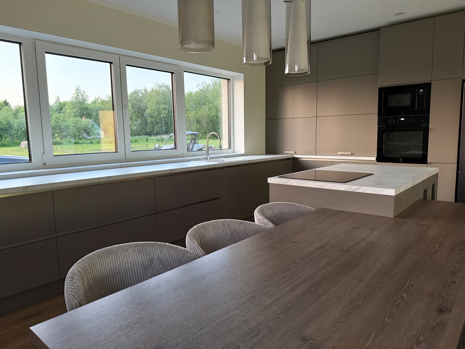 Moderne beež köök saarega — foto 3
