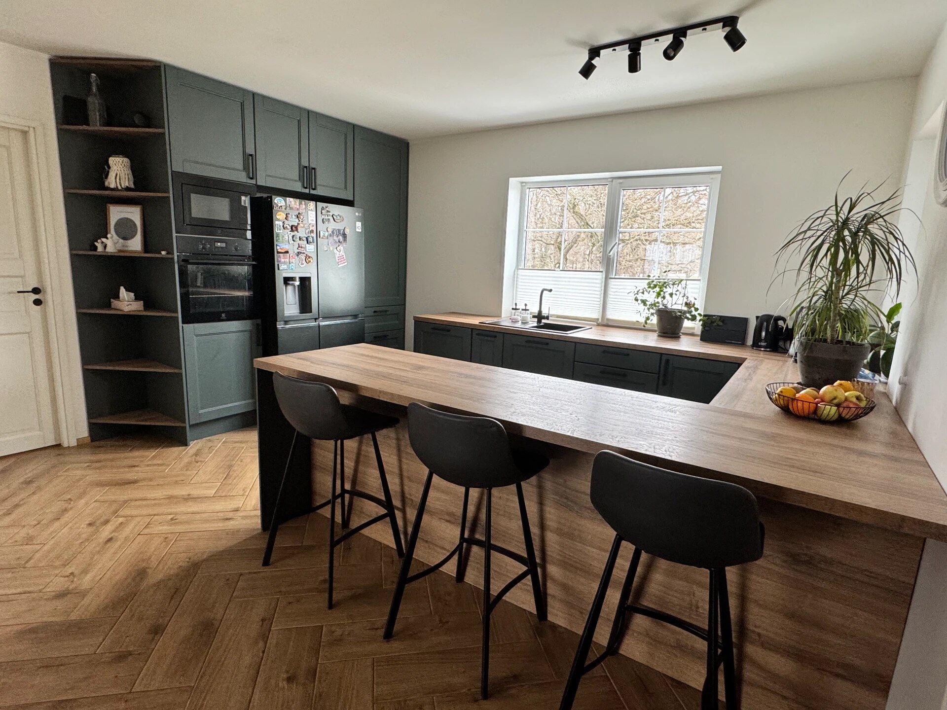 Valgusküllane  köök ilma ülakappideta — foto 7