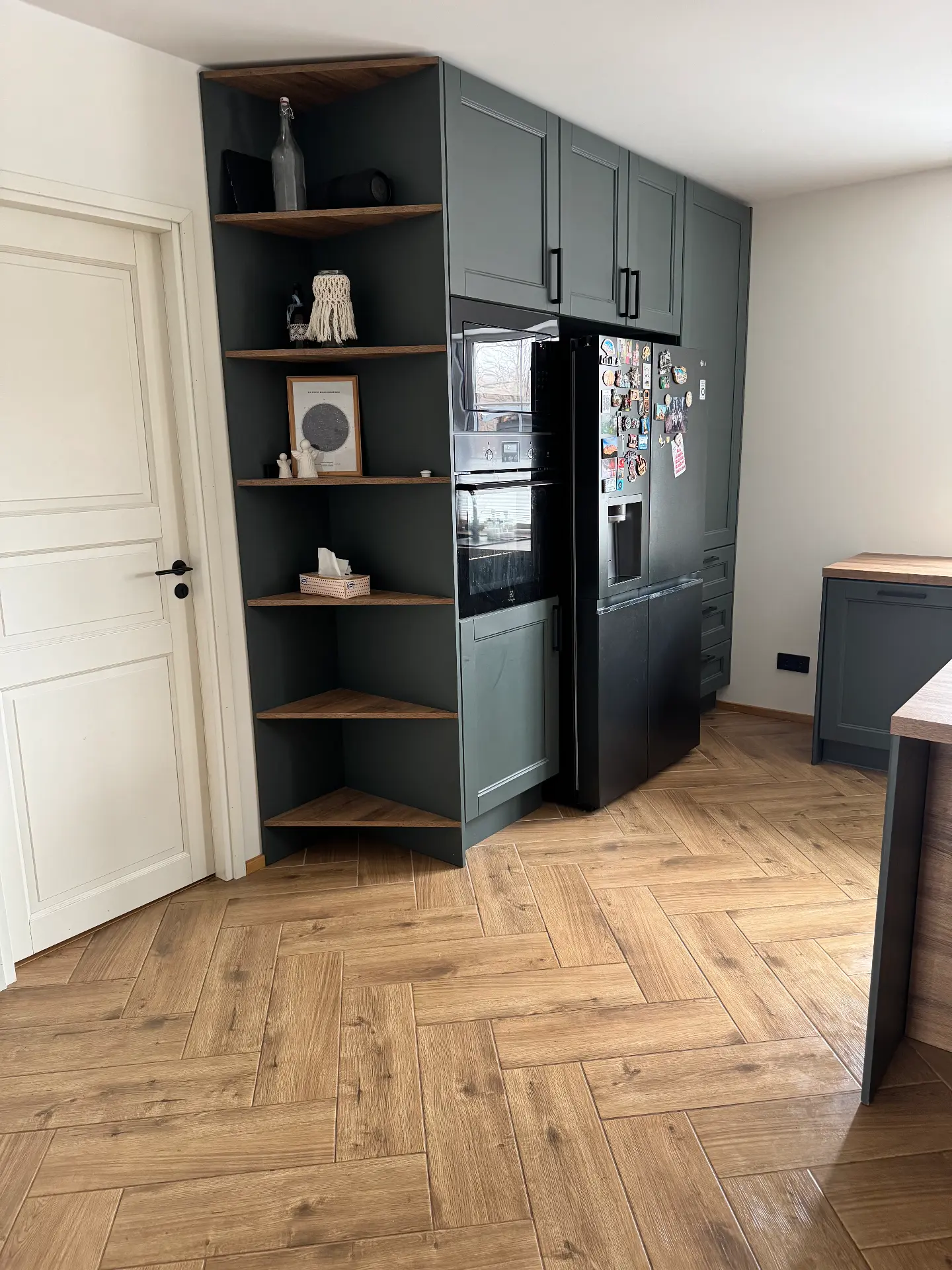 Valgusküllane  köök ilma ülakappideta — foto 5