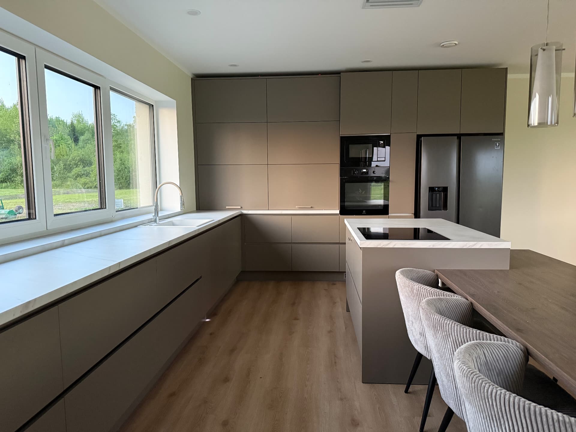 Moderne beež köök saarega — foto 4