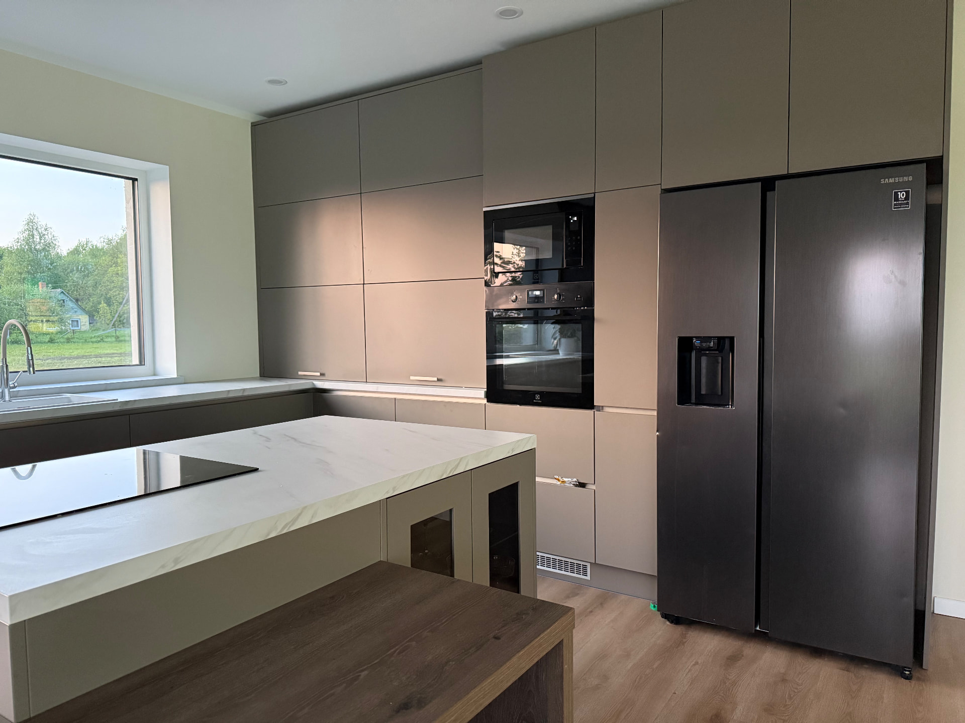 Moderne beež köök saarega — foto 6