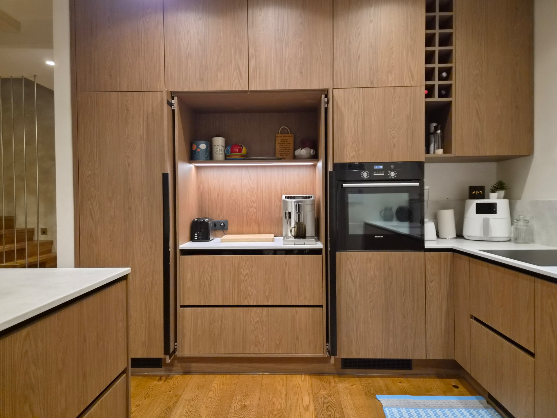 Sooja tonaalsusega peitustega köök — foto 6